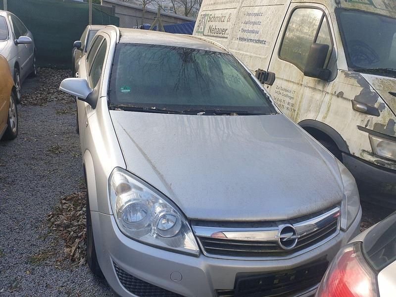 Gebraucht Opel Astra Edition 110 PS (80 kW) 2010 Silber Kombi