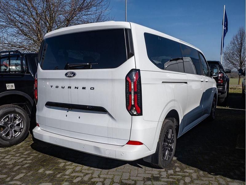 Neu Ford Tourneo Titanium 136 PS (100 kW) 2026 Frozen white Van / Kleinbus