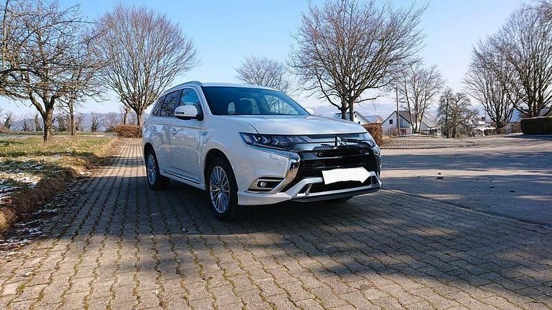 Weiß Gebraucht 2021 Mitsubishi Outlander P-HEV Plus SUV | 22.999 € (Guter Preis) - Bild 1/1