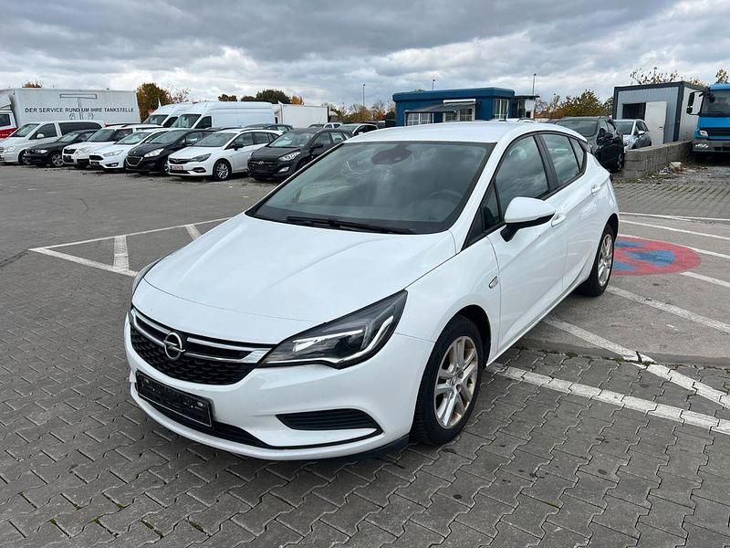 Weiß Gebraucht 2019 Opel Astra Business Limousine | 5.950 € (Fairer Preis) - Bild 1/4