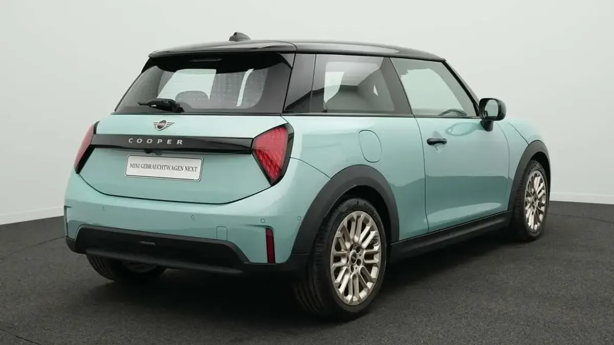 Gebraucht Mini Cooper Favoured 156 PS (114 kW) 2024 Grün Kleinwagen
