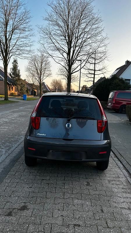 Grau Gebraucht 2004 Fiat Punto Kleinwagen | 500 € (Guter Preis) - Bild 1/4