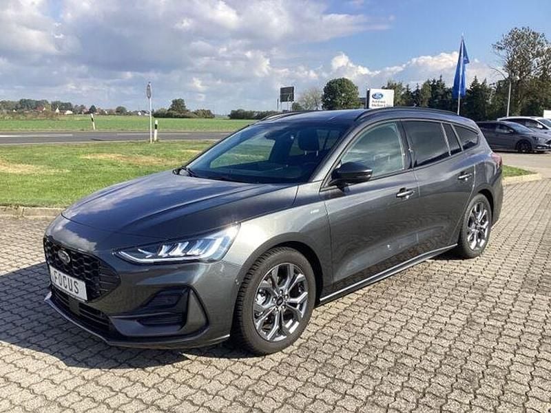 Grau Gebraucht 2024 Ford Focus ST-Line X Limousine | 23.990 € (Guter Preis) - Bild 1/4