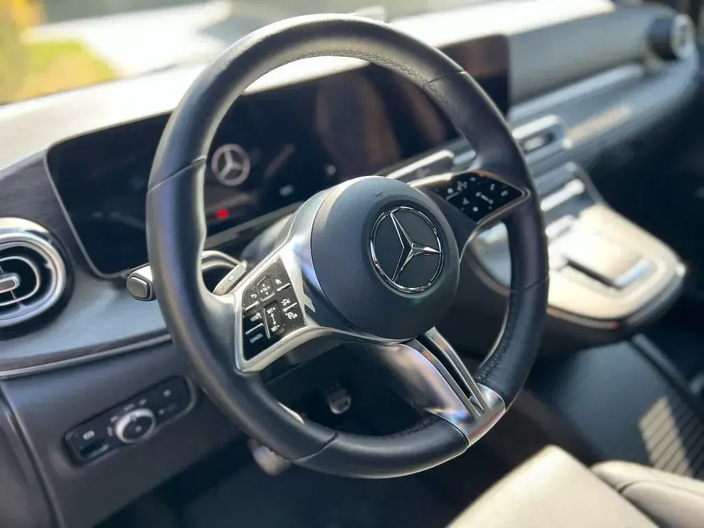 Gebraucht Mercedes V300 AMG 237 PS (174 kW) 2024 Schwarz Van / Kleinbus