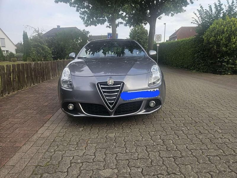 Grau Gebraucht 2014 Alfa Romeo Giulietta Turismo Kleinwagen | 6.799 € (Fairer Preis) - Bild 1/4