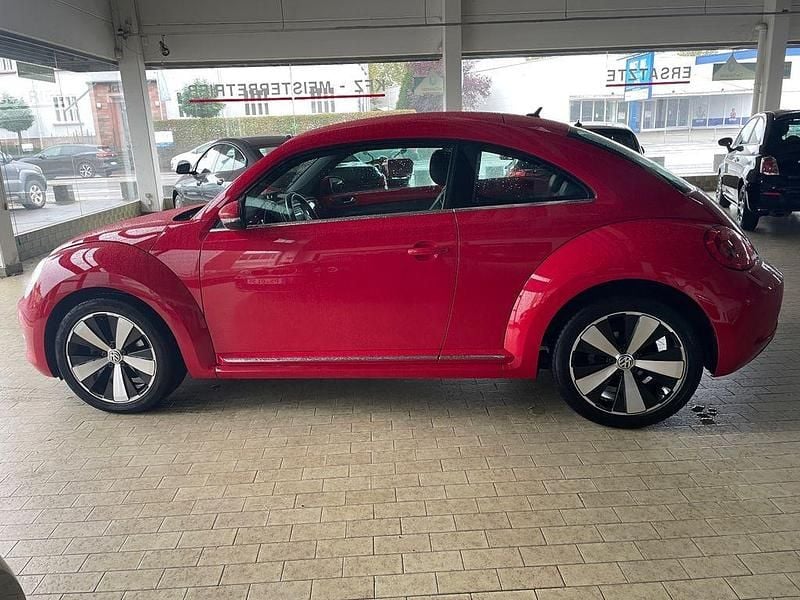 Gebraucht VW Beetle Design 105 PS (77 kW) 2014 Rot Kleinwagen