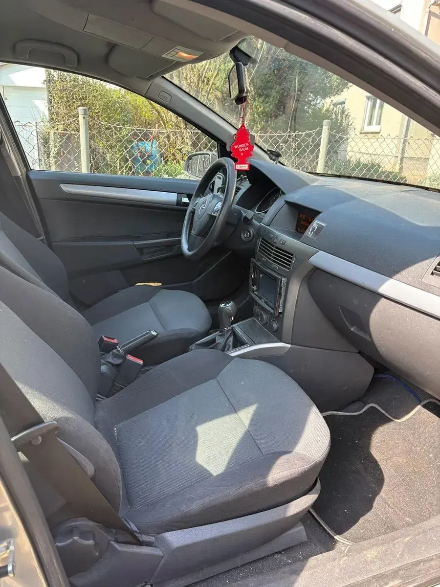 Używany Opel Astra 105 KM (77 kW) 2006 Srebrny Sedan/Limuzyna
