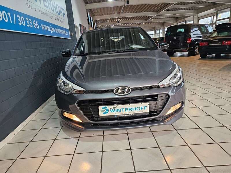 Gebraucht Hyundai i20 Passion Plus 84 PS (61 kW) 2018 Grau Kleinwagen