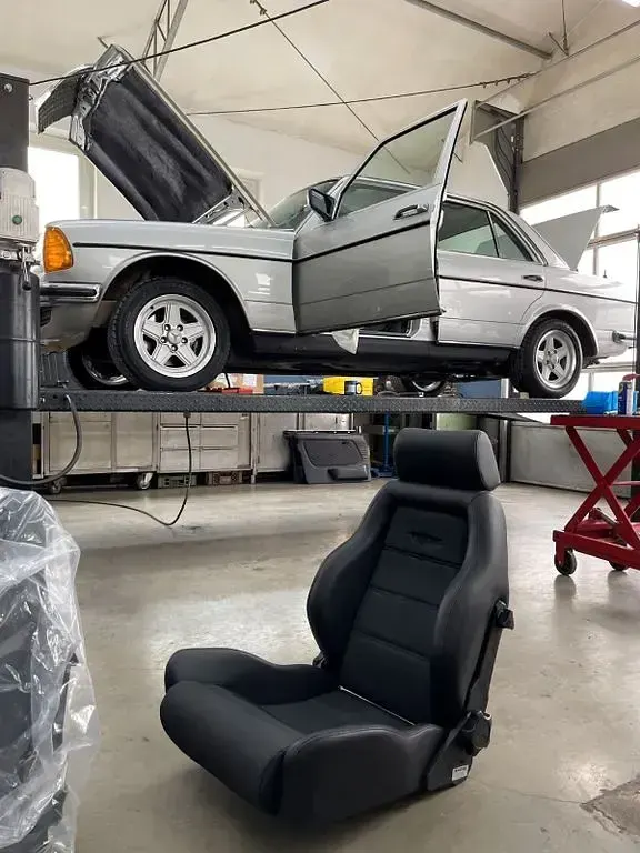 Gebraucht Mercedes E280 177 PS (130 kW) 1976 Silber Limousine
