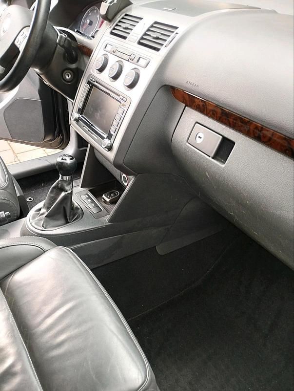 Gebraucht VW Touran Highline 140 PS (102 kW) 2009 Schwarz Van / Kleinbus