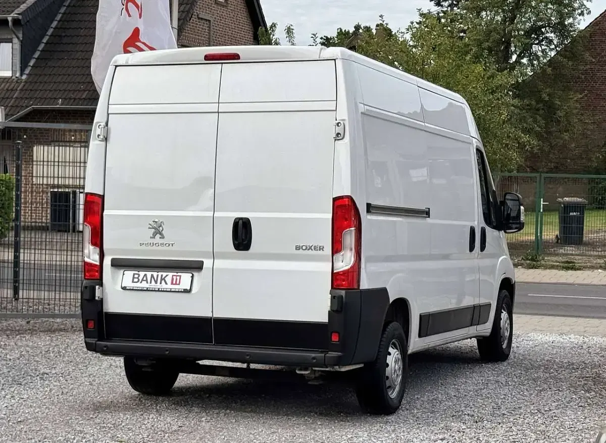 Gebraucht Peugeot Boxer 140 PS (102 kW) 2023 Weiss icy/deckende Van