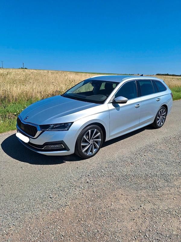 Silber Gebraucht 2020 Skoda Octavia First Edition Kombi | 17.400 € (Superpreis) - Bild 1/4
