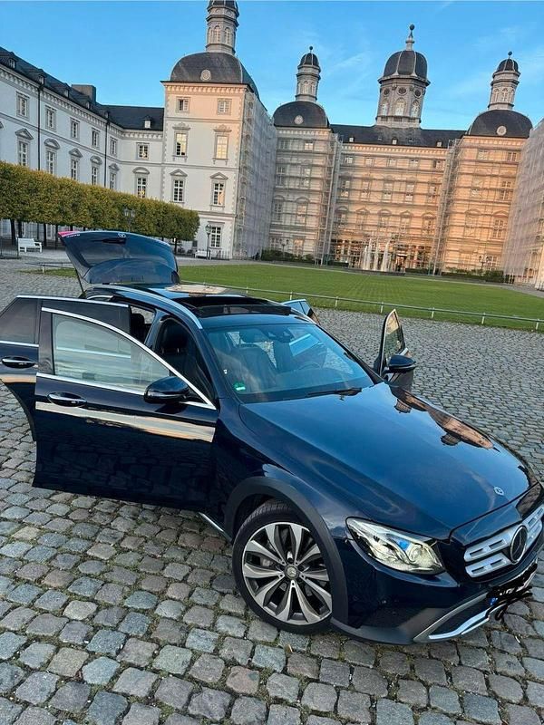 Blau Gebraucht 2018 Mercedes E350 Kombi | 28.900 € - Bild 1/4