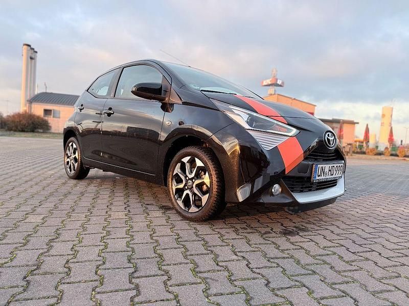 Schwarz Gebraucht 2020 Toyota Aygo Team Kleinwagen | 9.950 € (Fairer Preis) - Bild 1/4