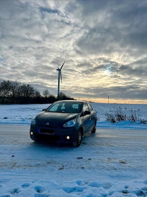 Grau Gebraucht 2015 Mitsubishi Space Star Kleinwagen | 5.499 € (Fairer Preis) - Bild 1/4