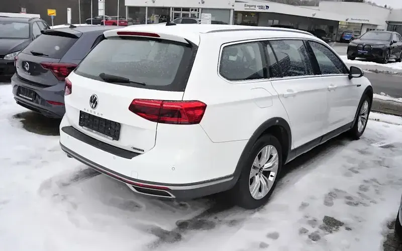Używany VW Passat Alltrack 200 KM (147 kW) 2022 Biały Kombi