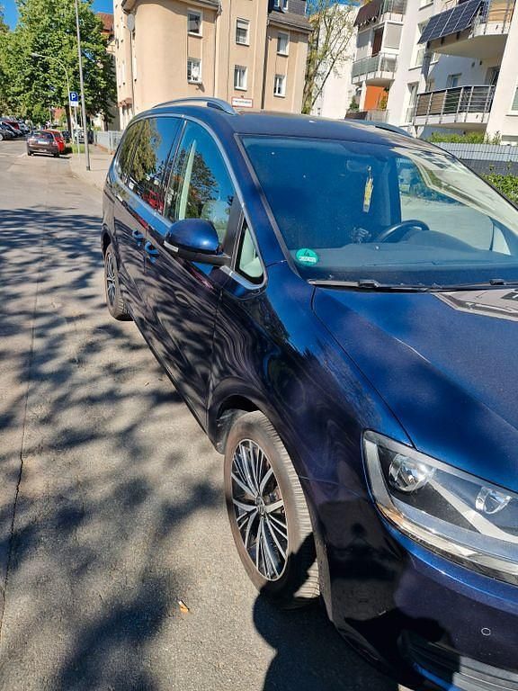 Blau Gebraucht 2017 VW Sharan Sound Van / Kleinbus | 13.900 € (Teuer) - Bild 1/4
