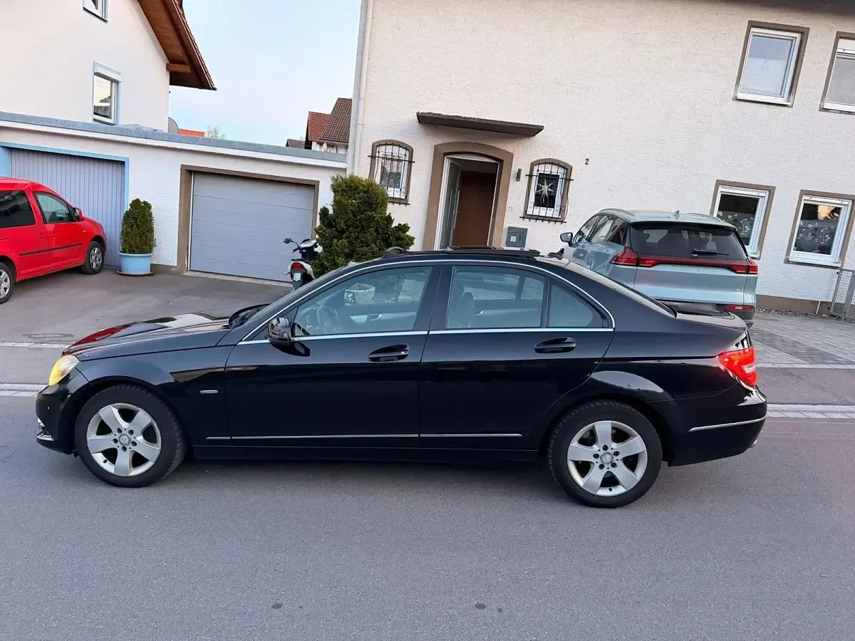 Gebraucht Mercedes C200 183 PS (134 kW) 2012 Schwarz Limousine
