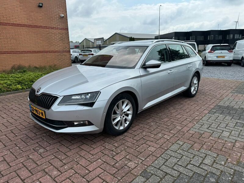 Silber Gebraucht 2018 Skoda Superb Kombi | 10.950 € (Fairer Preis) - Bild 1/4