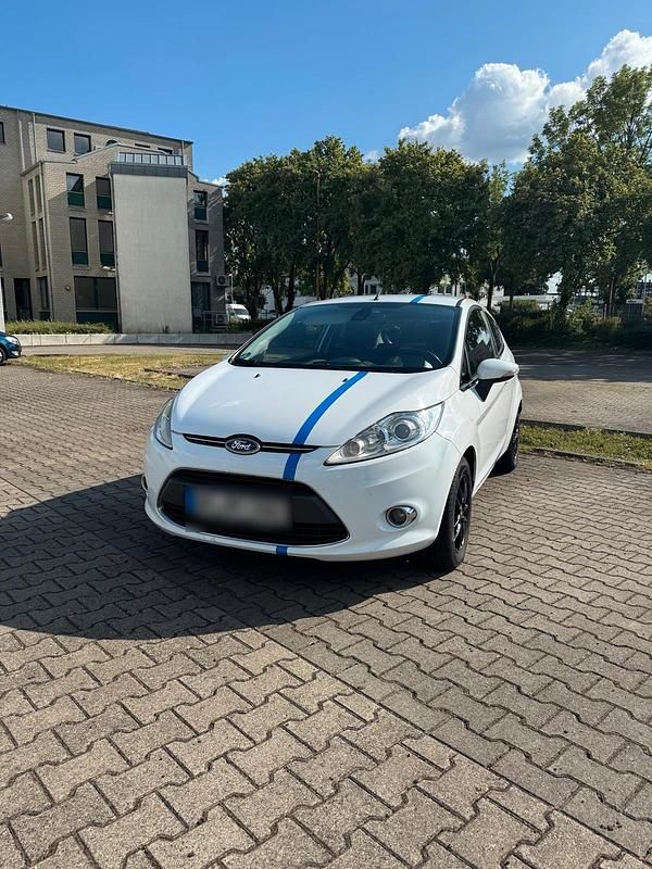 Weiß Gebraucht 2011 Ford Fiesta Kleinwagen | 2.399 € (Guter Preis) - Bild 1/4