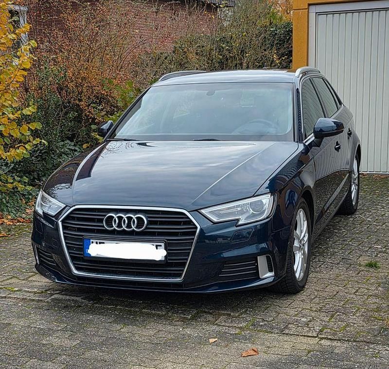 Blau Gebraucht 2019 Audi A3 Sport Limousine | 17.800 € (Superpreis) - Bild 1/4