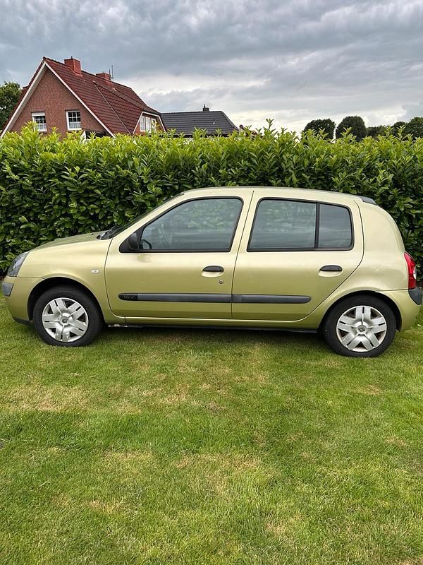 Grün Gebraucht 2004 Renault Clio II Kleinwagen | 850 € (Fairer Preis) - Bild 1/4