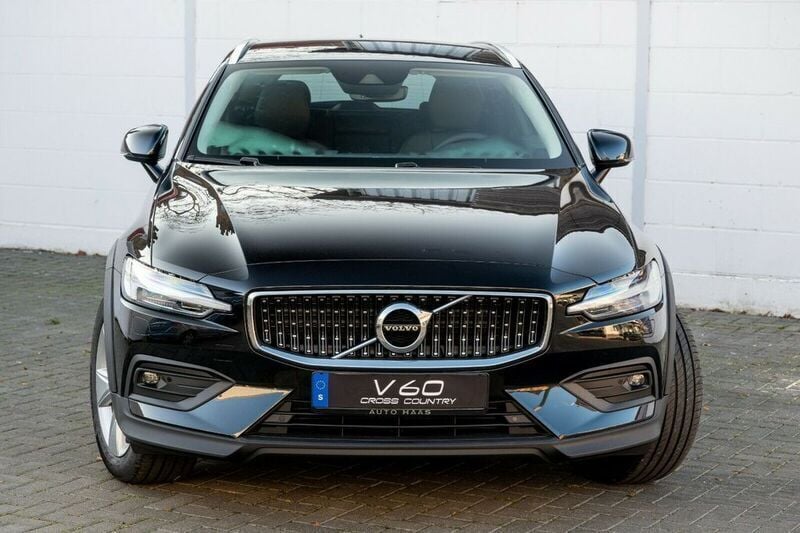 Gebraucht Volvo V60 CC 250 PS (183 kW) 2021 Onyx black / metallic Kombi