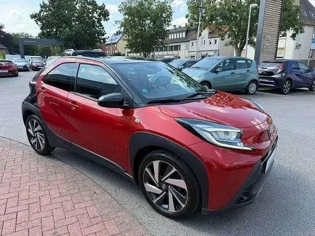 Gebraucht Toyota Aygo X X-plore 72 PS (52 kW) 2023 Chili red/ black mica SUV
