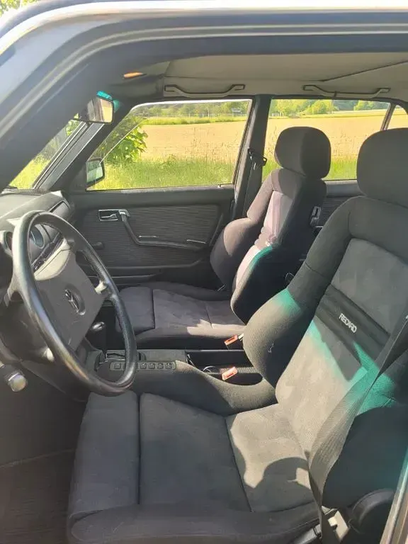Używany Mercedes E230 136 KM (100 kW) 1983 Szary Sedan/Limuzyna