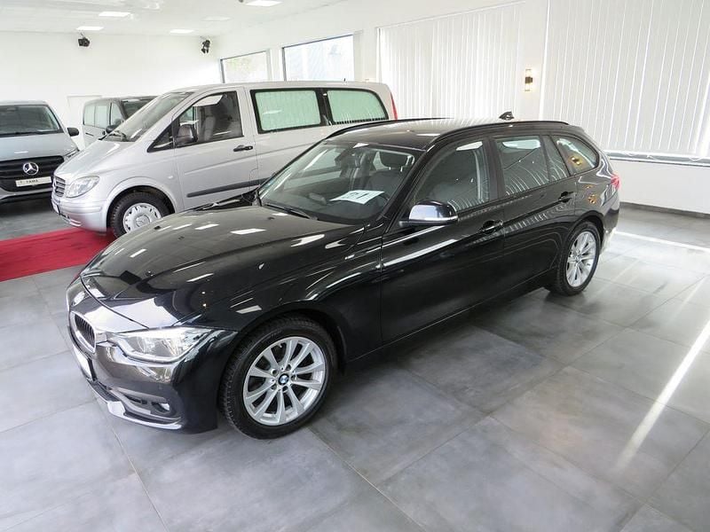 Schwarz Gebraucht 2019 BMW 320 Advantage Kombi | 13.950 € (Superpreis) - Bild 1/4
