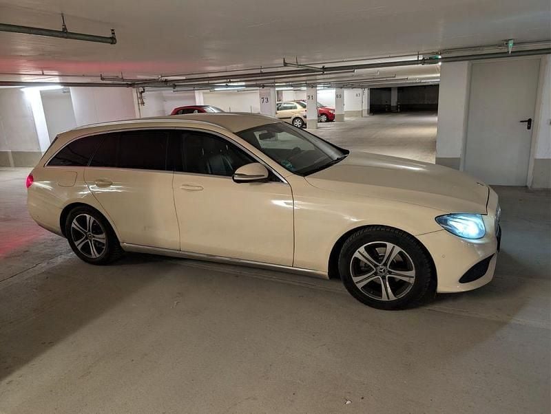 Gebraucht Mercedes E220 194 PS (142 kW) 2018 Beige Limousine
