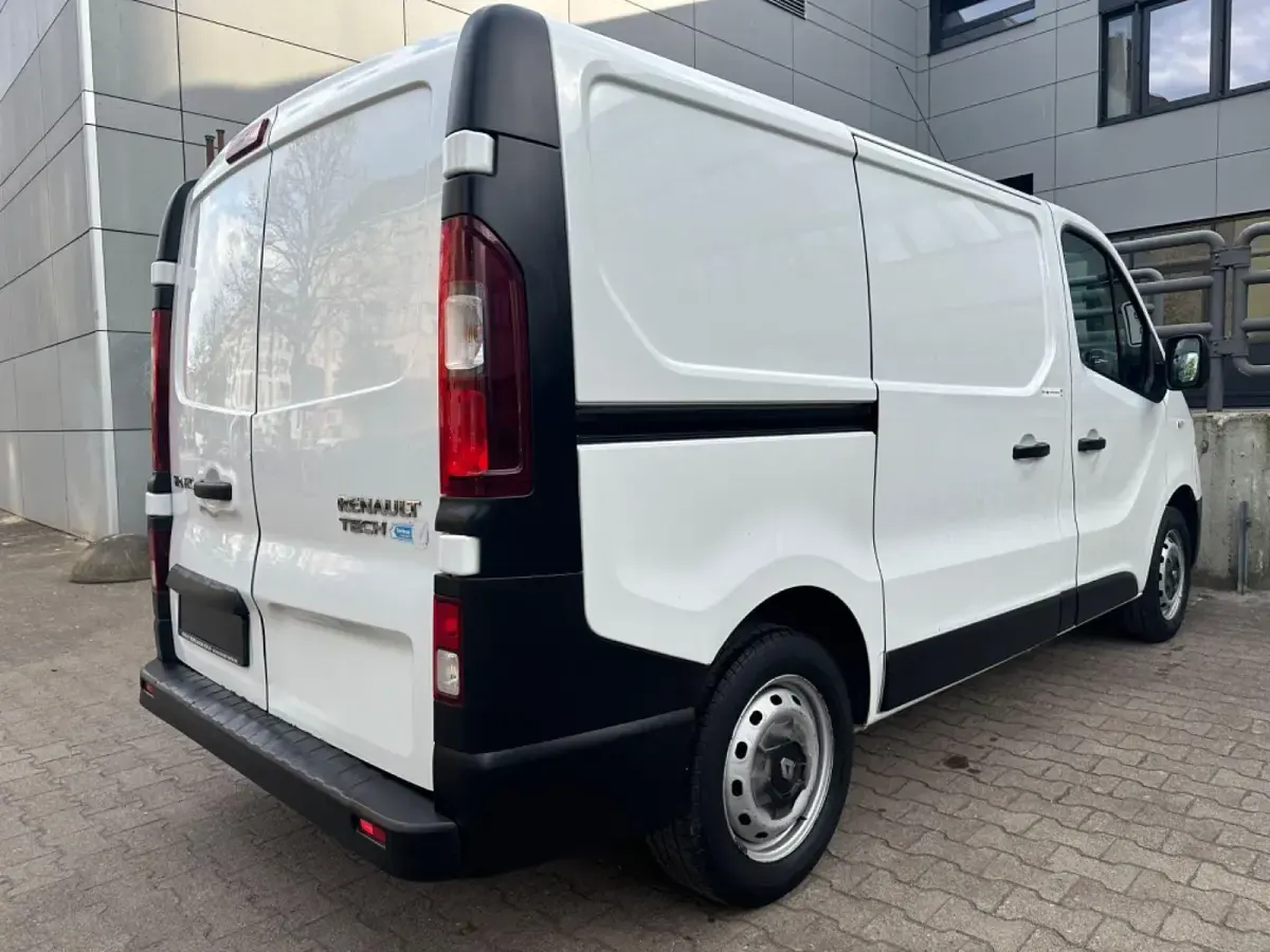Second-hand Renault Trafic 90 CP (66 kW) 2016 Alb Monovolum