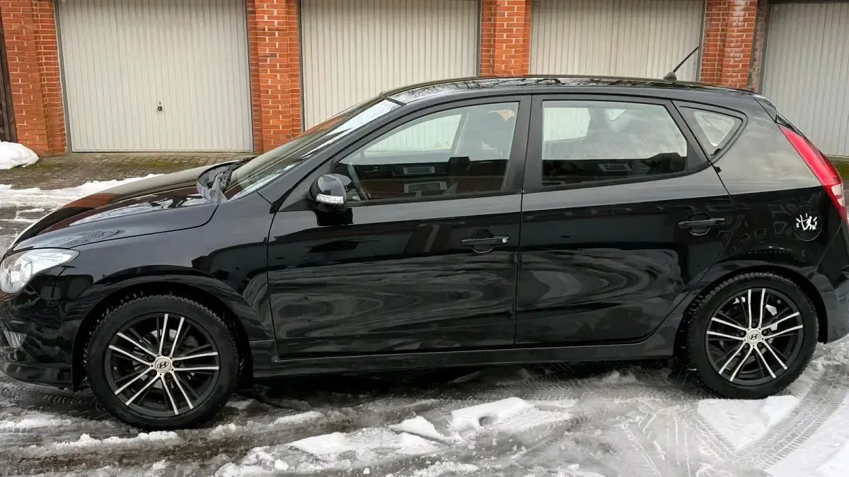 Gebraucht Hyundai i30 90 PS (66 kW) 2011 Schwarz Kleinwagen