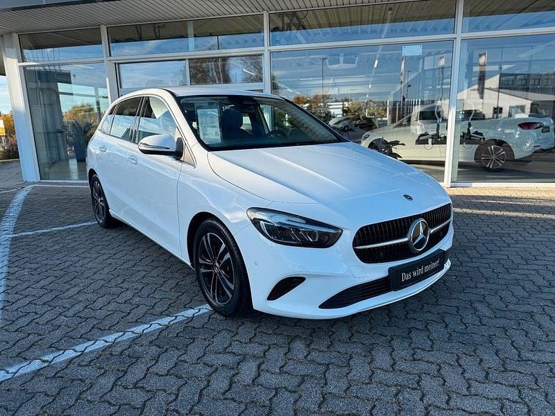 Gebraucht Mercedes B200 163 PS (119 kW) 2024 Weiß Van / Kleinbus