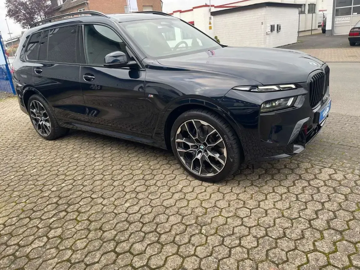 Gebraucht BMW X7 M Sport 352 PS (258 kW) 2024 Carbonschwarz metallic SUV