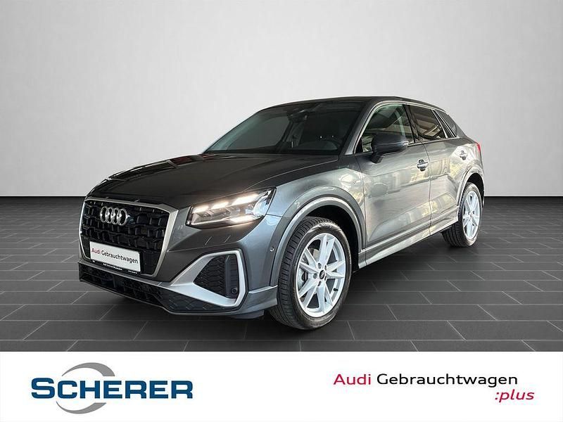 Grau (metallic) Gebraucht 2023 Audi Q2 Ambiente SUV | 28.690 € (Fairer Preis) - Bild 1/4