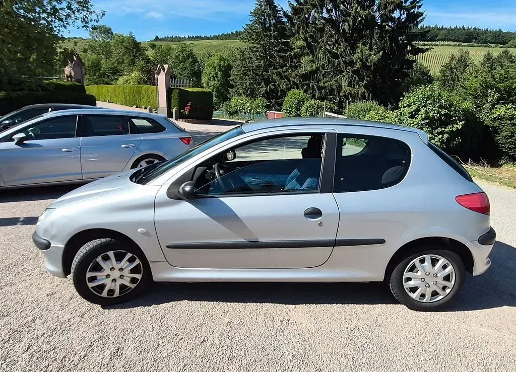 Używany Peugeot 206 60 KM (44 kW) 2002 Szary Sedan/Limuzyna