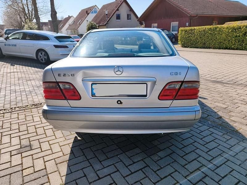 Gebraucht Mercedes E220 143 PS (105 kW) 2001 Silber Limousine