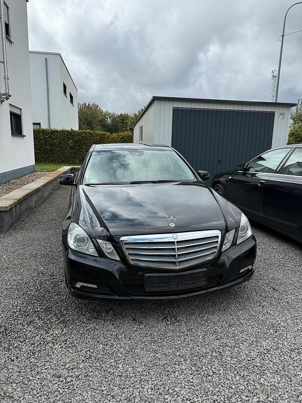 Schwarz Gebraucht 2009 Mercedes E220 Limousine | 7.900 € (Guter Preis) - Bild 1/4