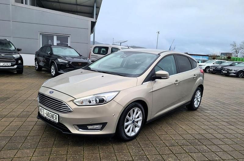 Grau Gebraucht 2016 Ford Focus Titanium Limousine | 11.999 € (Fairer Preis) - Bild 1/4