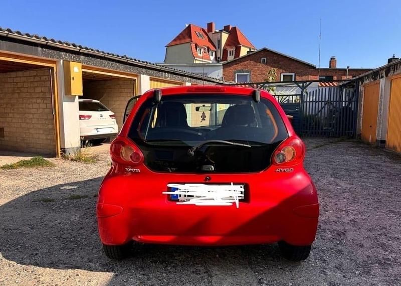 Rot Gebraucht 2005 Toyota Aygo Kleinwagen | 3.200 € (Teuer) - Bild 1/4