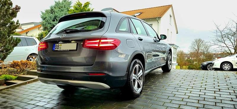 Grau Gebraucht 2018 Mercedes GLC250 Exclusive SUV | 25.500 € (Fairer Preis) - Bild 1/4