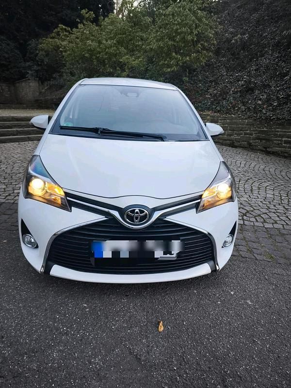 Gebraucht Toyota Yaris 99 PS (72 kW) 2016 Weiß Limousine