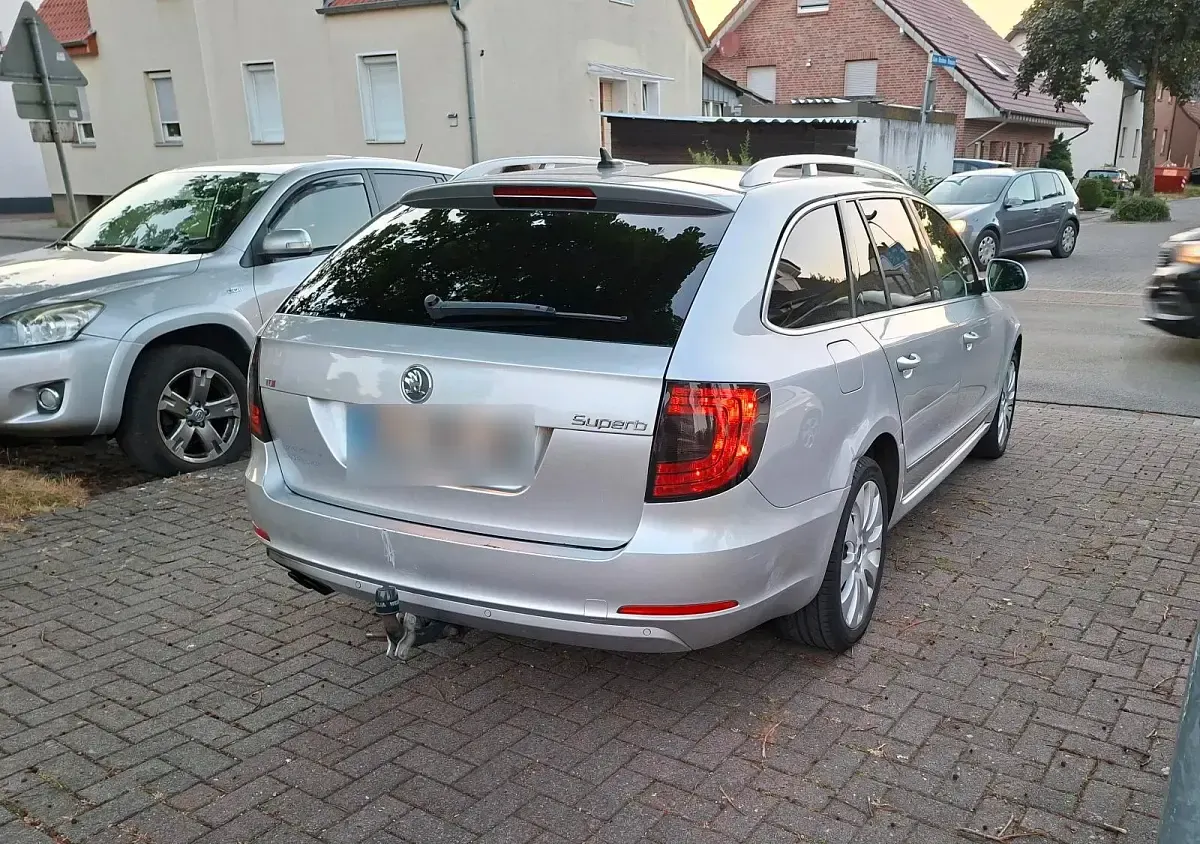 Gebraucht Skoda Superb 170 PS (125 kW) 2013 Silber Kombi