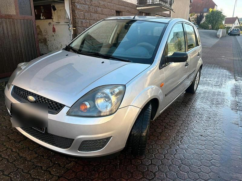 Gebraucht Ford Fiesta 80 PS (58 kW) 2007 Silber Kleinwagen