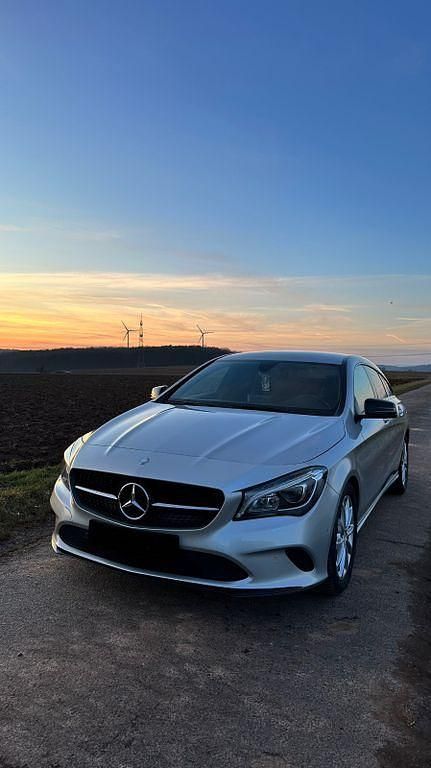 Silber Gebraucht 2016 Mercedes CLA200 Shooting Brake Kombi | 16.400 € (Fairer Preis) - Bild 1/4