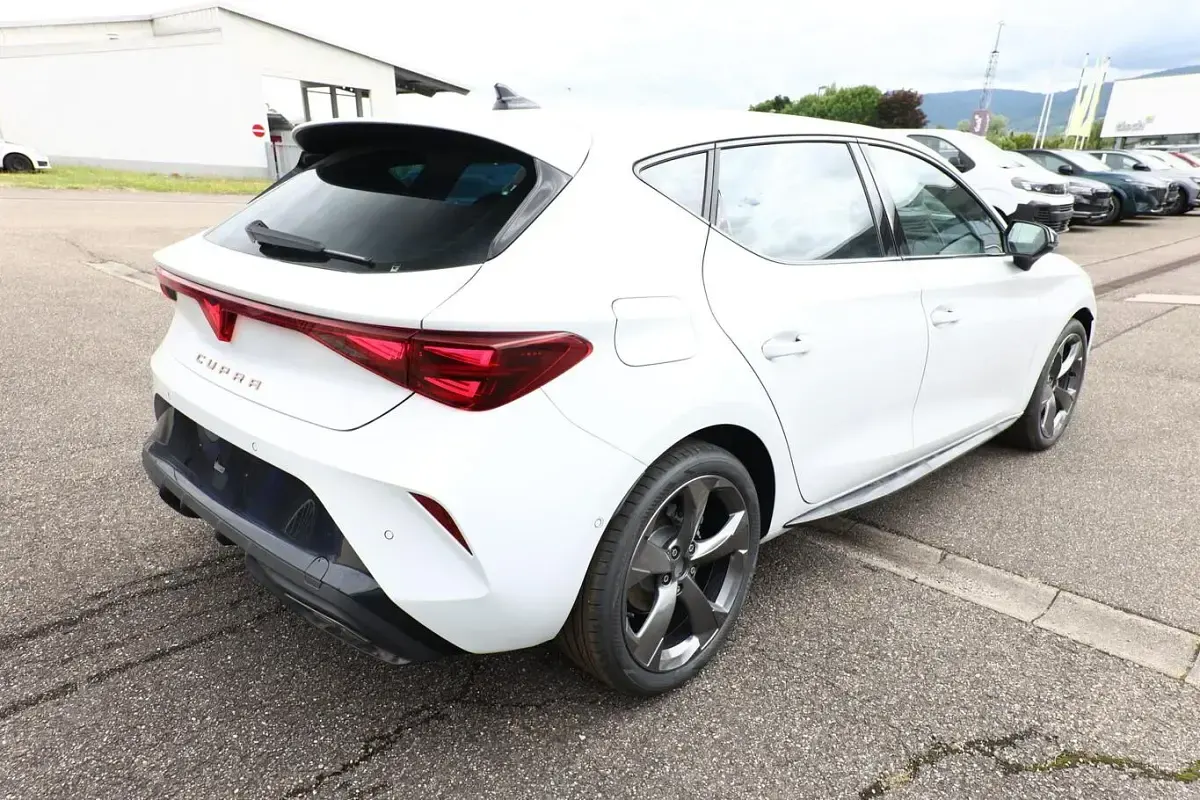 Neu Cupra Leon 150 PS (110 kW) 2026 Glacial weiß metallic Limousine