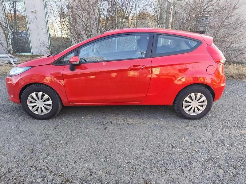 Gebraucht Ford Fiesta Trend 60 PS (44 kW) 2010 Rot Kleinwagen