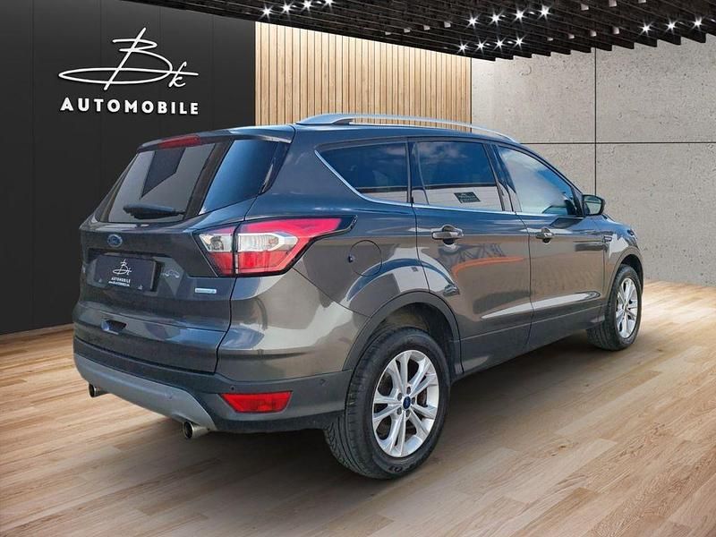 Gebraucht Ford Kuga Titanium 150 PS (110 kW) 2018 Grau SUV