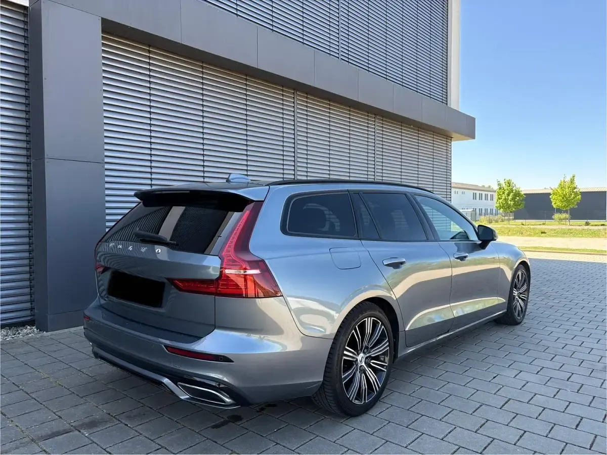 Gebraucht Volvo V60 R-Design 150 PS (110 kW) 2019 Grau Kombi